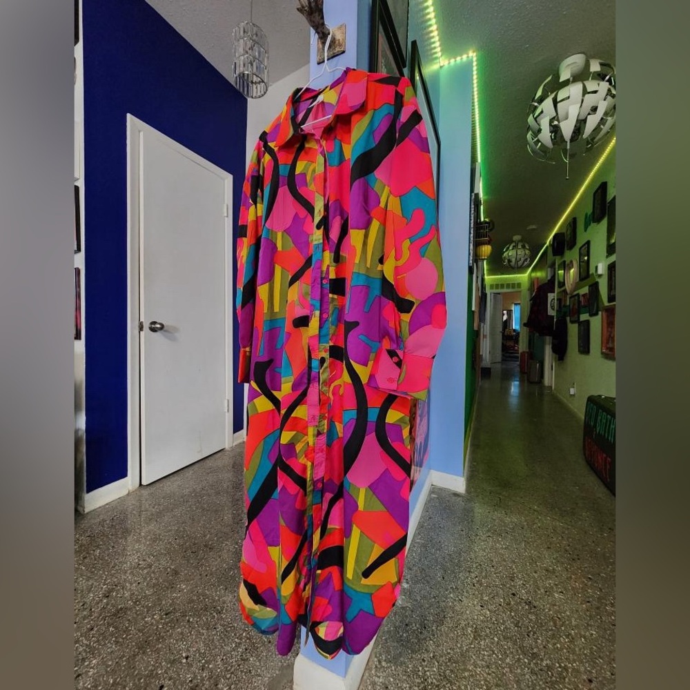 Multi colored longline blouse. New with tags. Wmns 1x